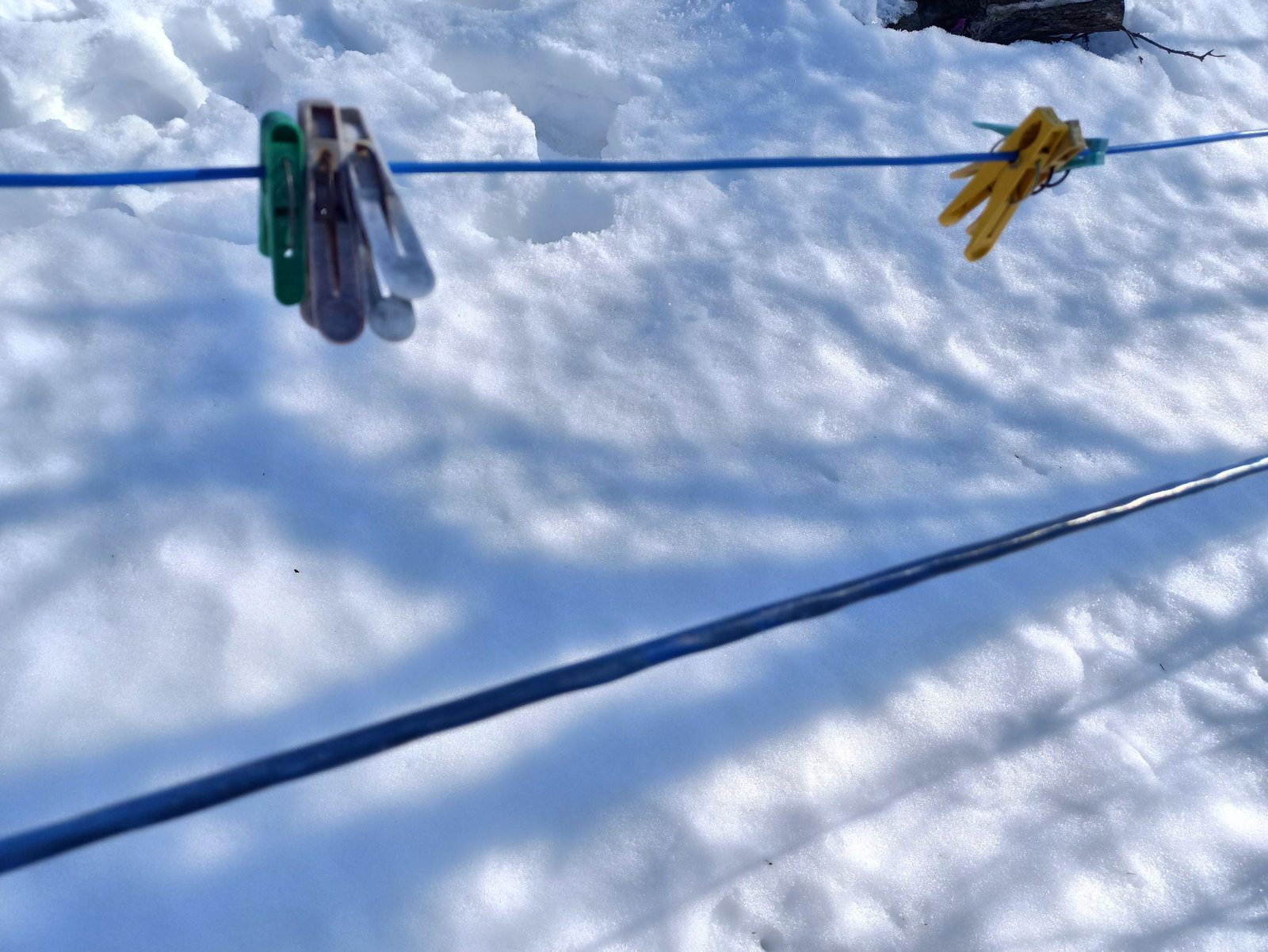 Heavy duty zip ties performing reliably in snowy out